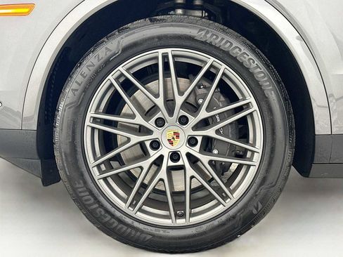 Used 2025 Porsche Cayenne image 32