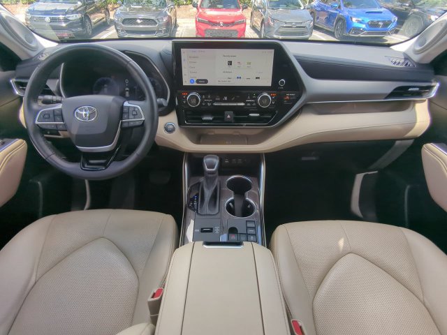Used 2023 Toyota Highlander Limited FWD image 19