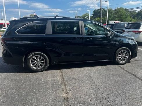 Used 2025 Toyota Sienna LE AWD/4WD image 6