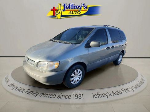 Used 2000 Toyota Sienna LE image 2