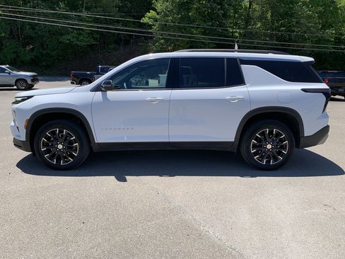 Used 2025 Chevrolet Traverse LT w/ Sun and Wheel Package FWD image 13