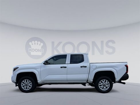 Used 2025 Toyota Tacoma SR image 2