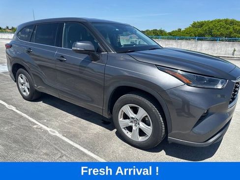 Used 2021 Toyota Highlander LE FWD image 13