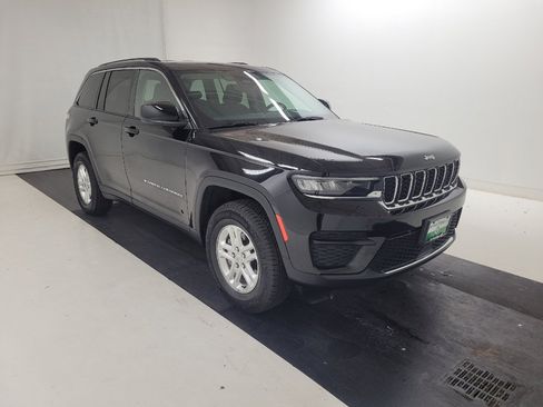 Used 2023 Jeep Grand Cherokee Laredo w/ Luxury Tech Group I AWD/4WD image 13