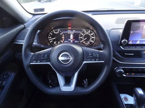 Used 2025 Nissan Altima 2.5 SV FWD image 12
