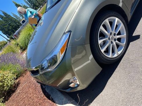 Used 2013 Toyota Avalon Limited w/ Technology Pkg FWD image 29