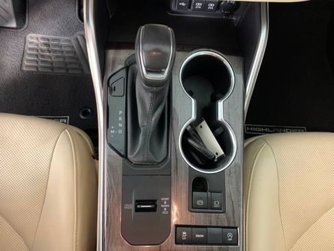 Used 2021 Toyota Highlander Limited FWD image 28