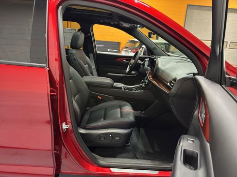 Used 2025 Chevrolet Traverse RS image 20