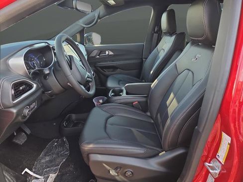 New 2026 Chrysler Pacifica Select w/ S Appearance Package image 4