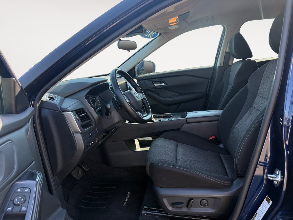 Used 2025 Nissan Rogue SV FWD image 9
