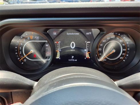 Used 2024 Jeep Gladiator Rubicon w/ Technology Group image 17