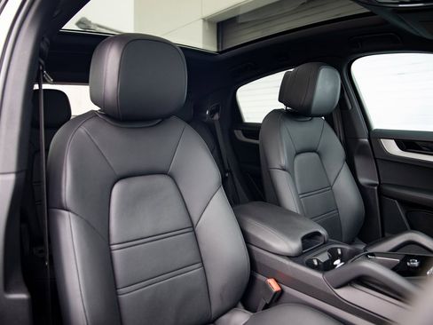 Certified 2024 Porsche Cayenne Coupe image 28