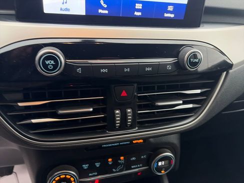 Used 2020 Ford Escape SE image 18