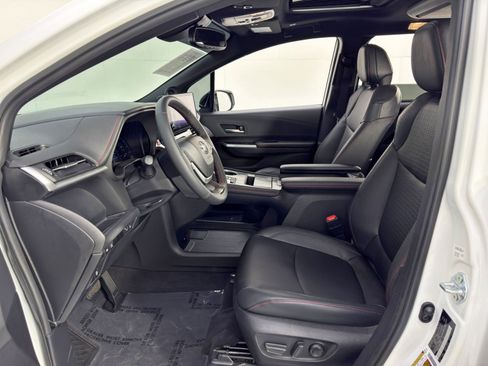 Used 2025 Toyota Sienna XSE w/ XSE Plus Package image 16