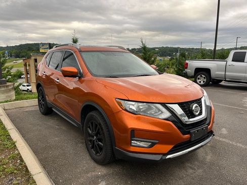 Used 2017 Nissan Rogue SV AWD/4WD image 2