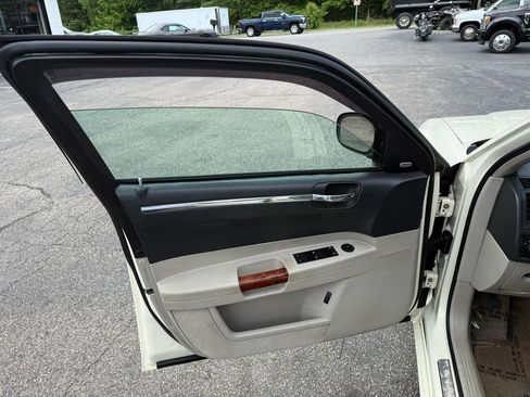 Used 2006 Chrysler 300 C RWD image 25