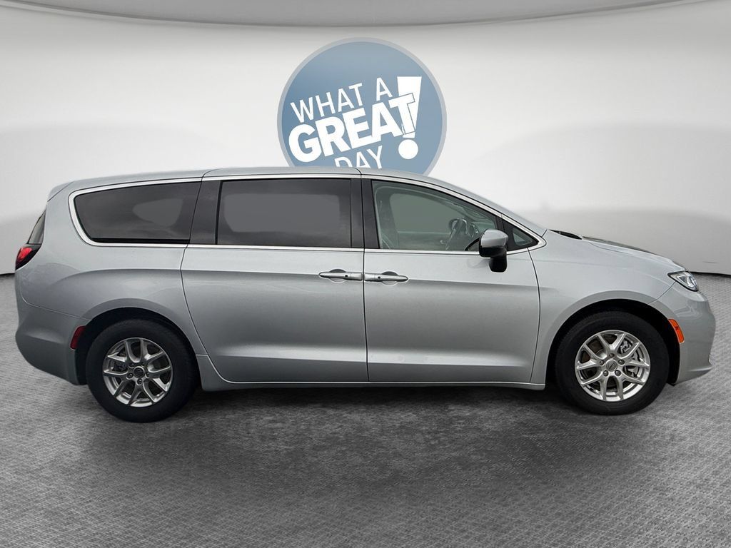 Used 2023 Chrysler Pacifica Touring-L FWD image 2