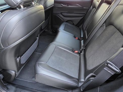 New 2025 Jeep Grand Cherokee Altitude image 9