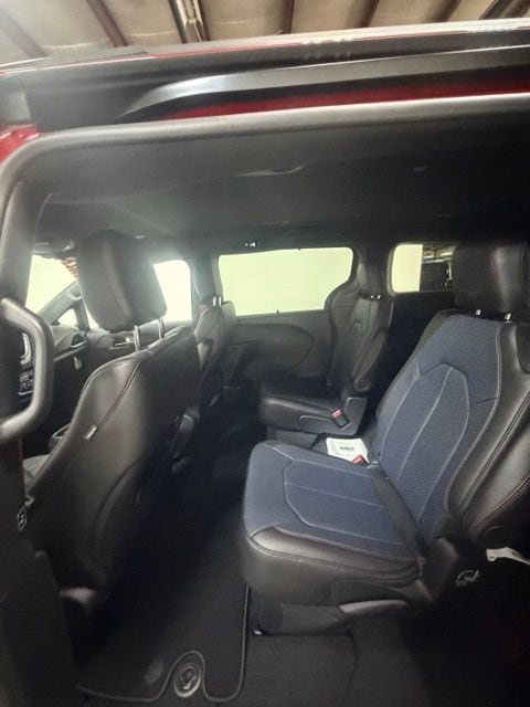 New 2027 Chrysler Pacifica Select AWD/4WD image 23