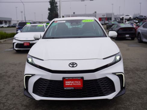 Used 2025 Toyota Camry SE image 6