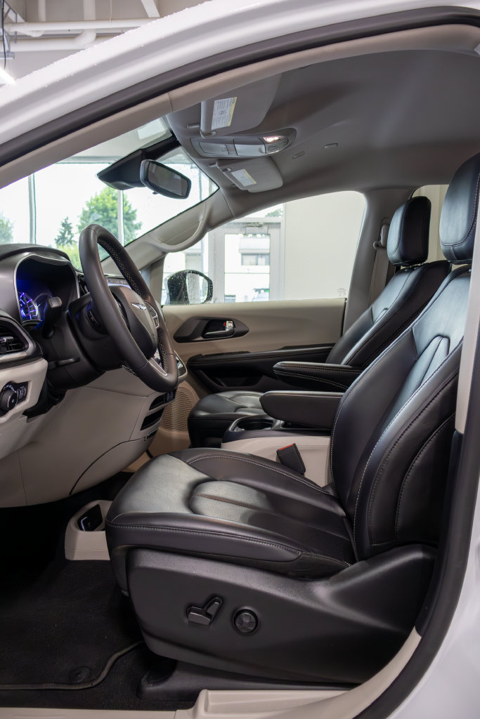 Used 2023 Chrysler Pacifica Touring-L FWD image 15