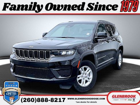 Used 2024 Jeep Grand Cherokee Laredo image 1
