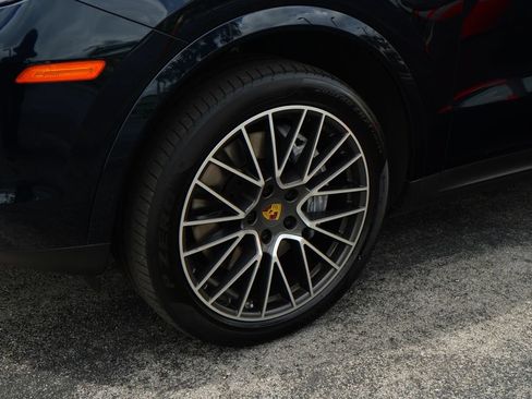 Used 2022 Porsche Cayenne AWD/4WD image 13