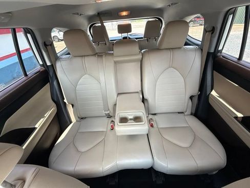 Used 2022 Toyota Highlander XLE FWD image 15
