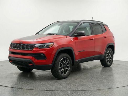 Used 2025 Jeep Compass Trailhawk AWD/4WD image 3