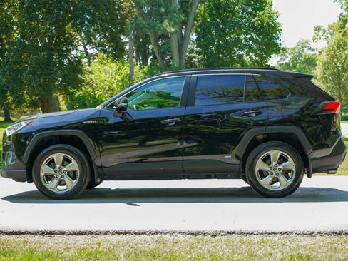 Used 2021 Toyota RAV4 XLE Premium AWD/4WD image 8