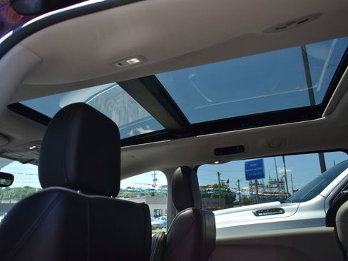 Used 2023 Chrysler Pacifica Limited FWD image 19