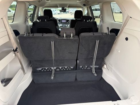 Used 2023 Chrysler Voyager LX FWD image 20