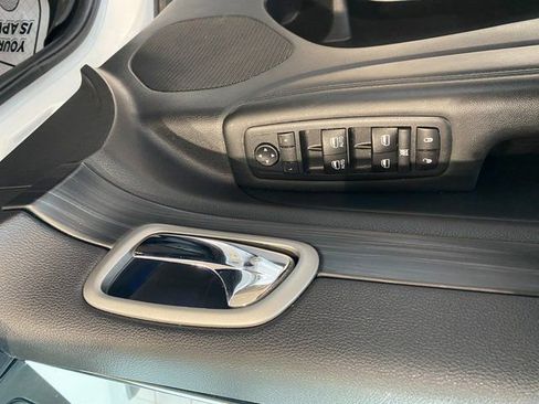 Used 2020 Jeep Grand Cherokee Laredo image 16