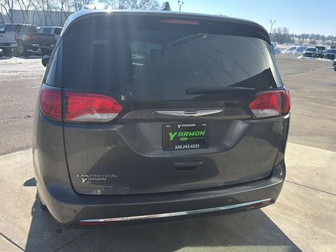 Used 2018 Chrysler Pacifica Touring-L Plus w/ Tire & Wheel Group image 4