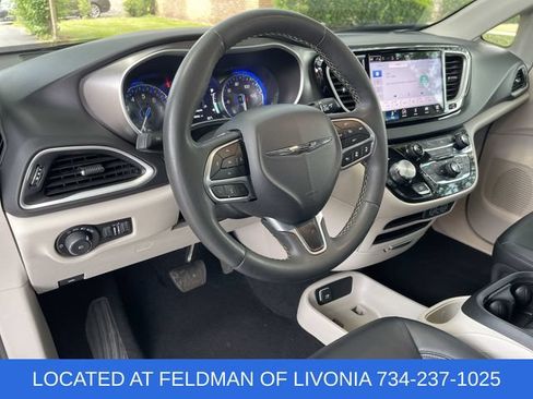 Used 2024 Chrysler Pacifica Touring-L FWD image 10