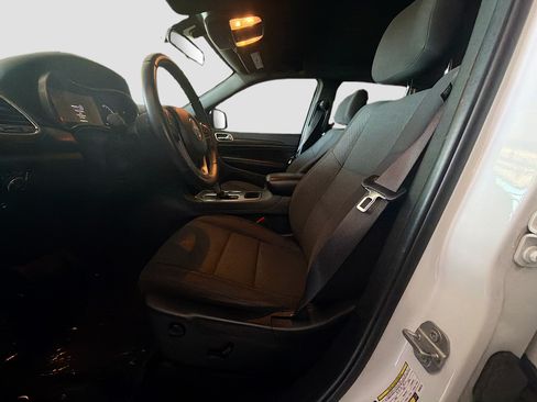 Used 2019 Jeep Grand Cherokee Laredo AWD/4WD image 13