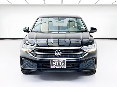Used 2023 Volkswagen Jetta SE FWD image 2