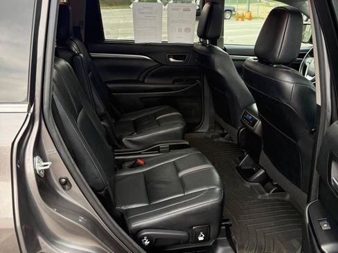 Used 2017 Toyota Highlander SE AWD/4WD image 19
