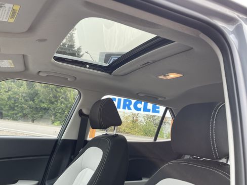 Certified 2023 Hyundai Venue SEL FWD image 21