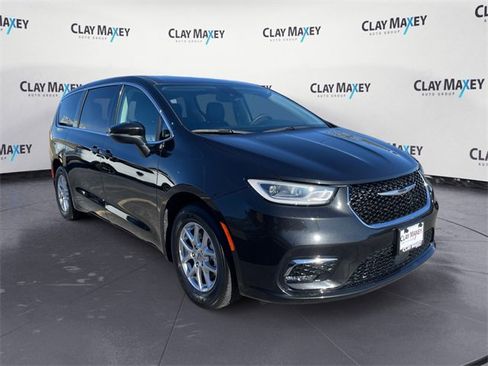 Used 2023 Chrysler Pacifica Touring-L image 7