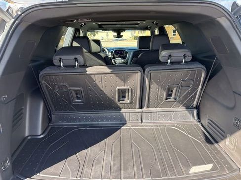 Used 2023 Chevrolet Traverse High Country image 1