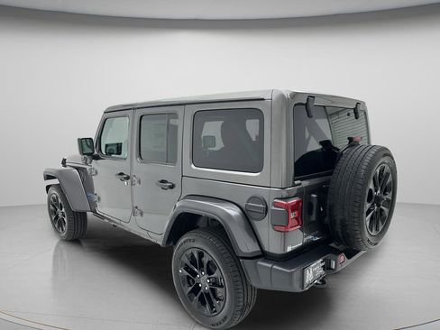Used 2025 Jeep Wrangler Unlimited Sahara w/ Safety Group AWD/4WD image 7