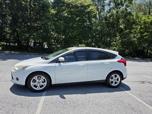 Used 2013 Ford Focus SE w/ SE Winter Pkg FWD image 2
