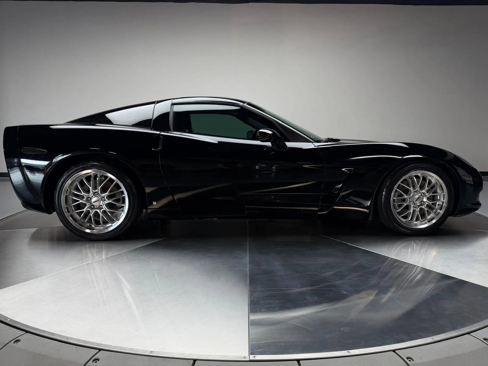 Used 2007 Chevrolet Corvette Coupe w/ Performance Package RWD image 6
