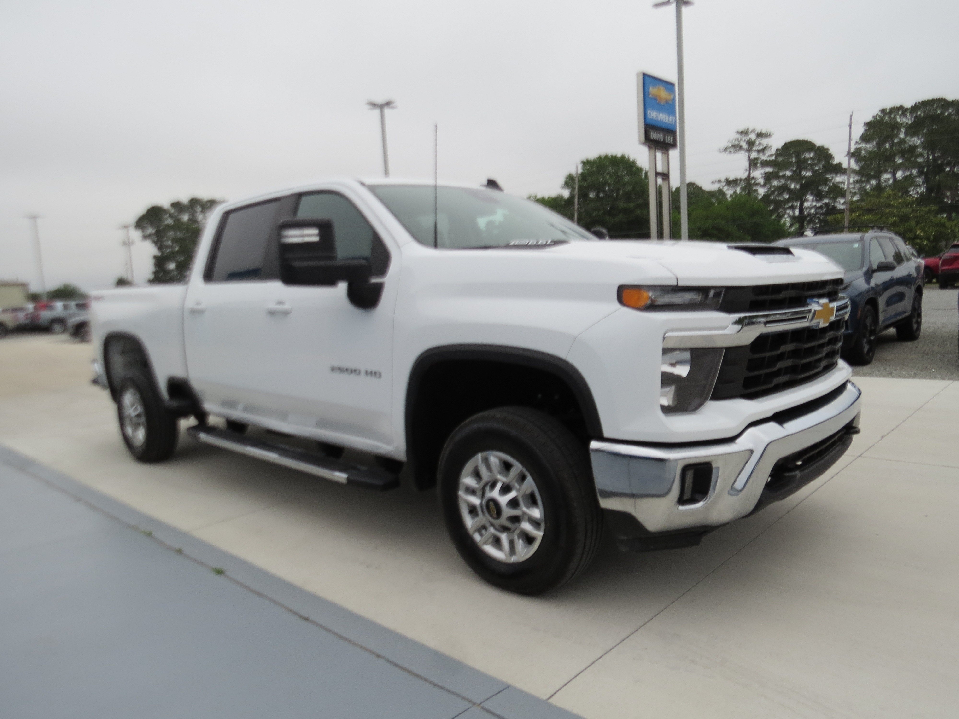 Used 2025 Chevrolet Silverado 2500 LT w/ Convenience Package AWD/4WD image 6