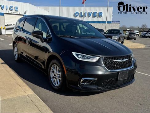 Used 2023 Chrysler Pacifica Touring-L FWD image 1