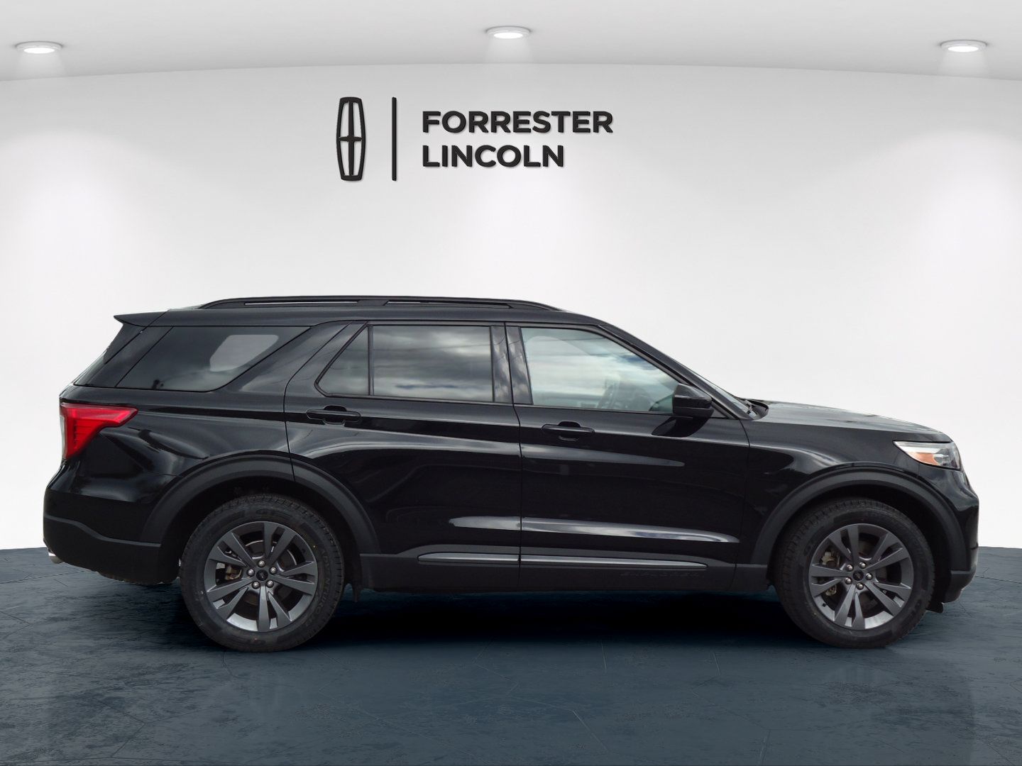 Used 2022 Ford Explorer XLT w/ Equipment Group 202A AWD/4WD image 2