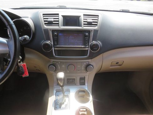 Used 2013 Toyota Highlander SE AWD/4WD image 16