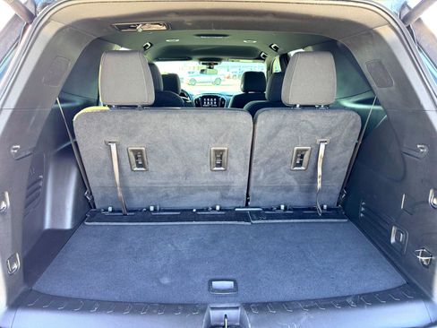 Used 2023 Chevrolet Traverse LT image 8
