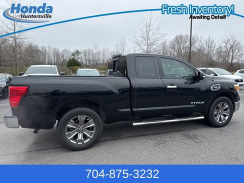 Used 2017 Nissan Titan SV image 9